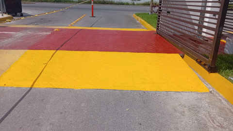 Acceso vehicular con señalización pintada
