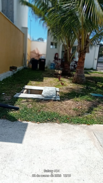 Área común con material acumulado antes de la intervención