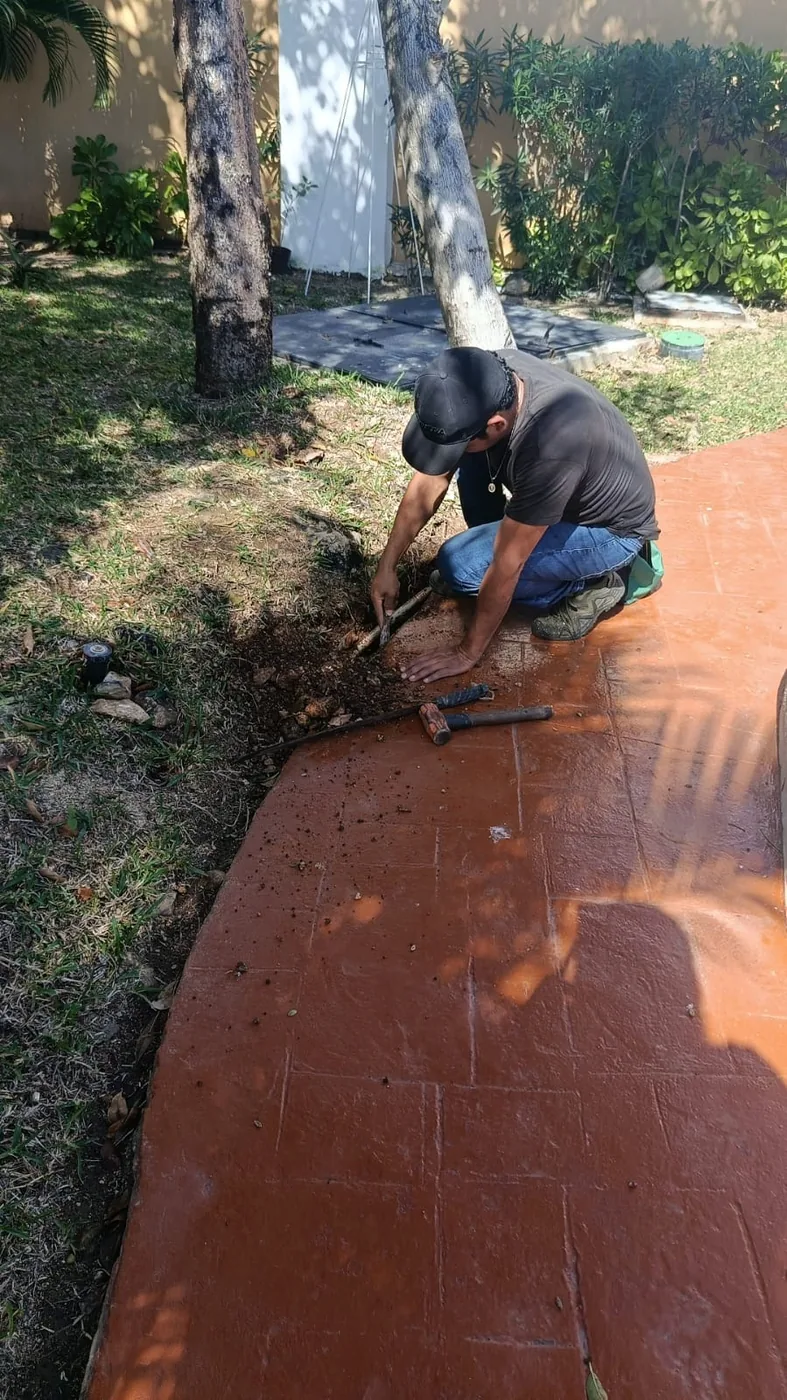 Trabajo de reparación junto al andador del condominio