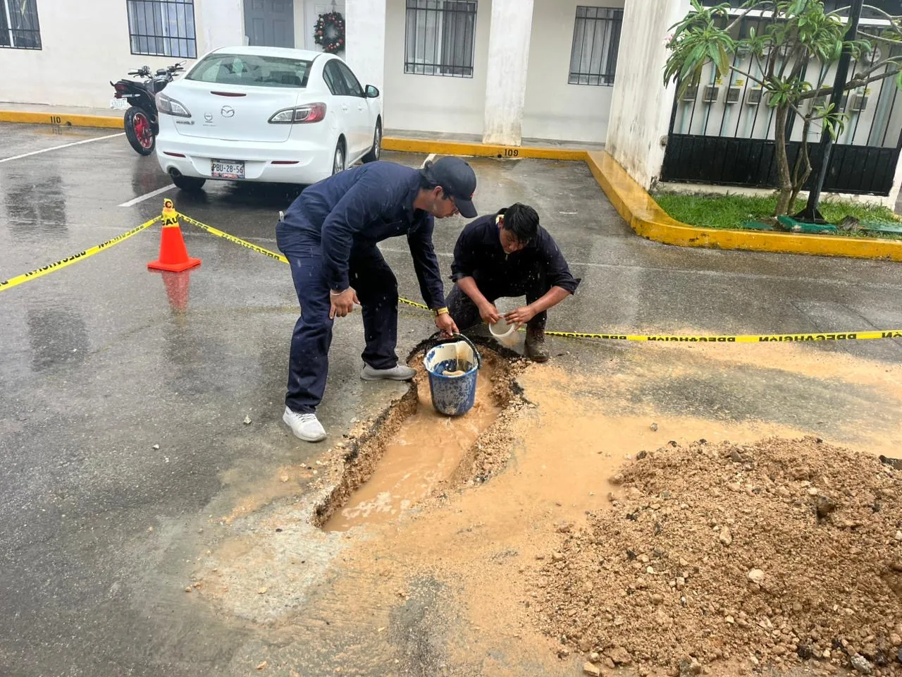 Equipo trabajando sobre la vialidad interna