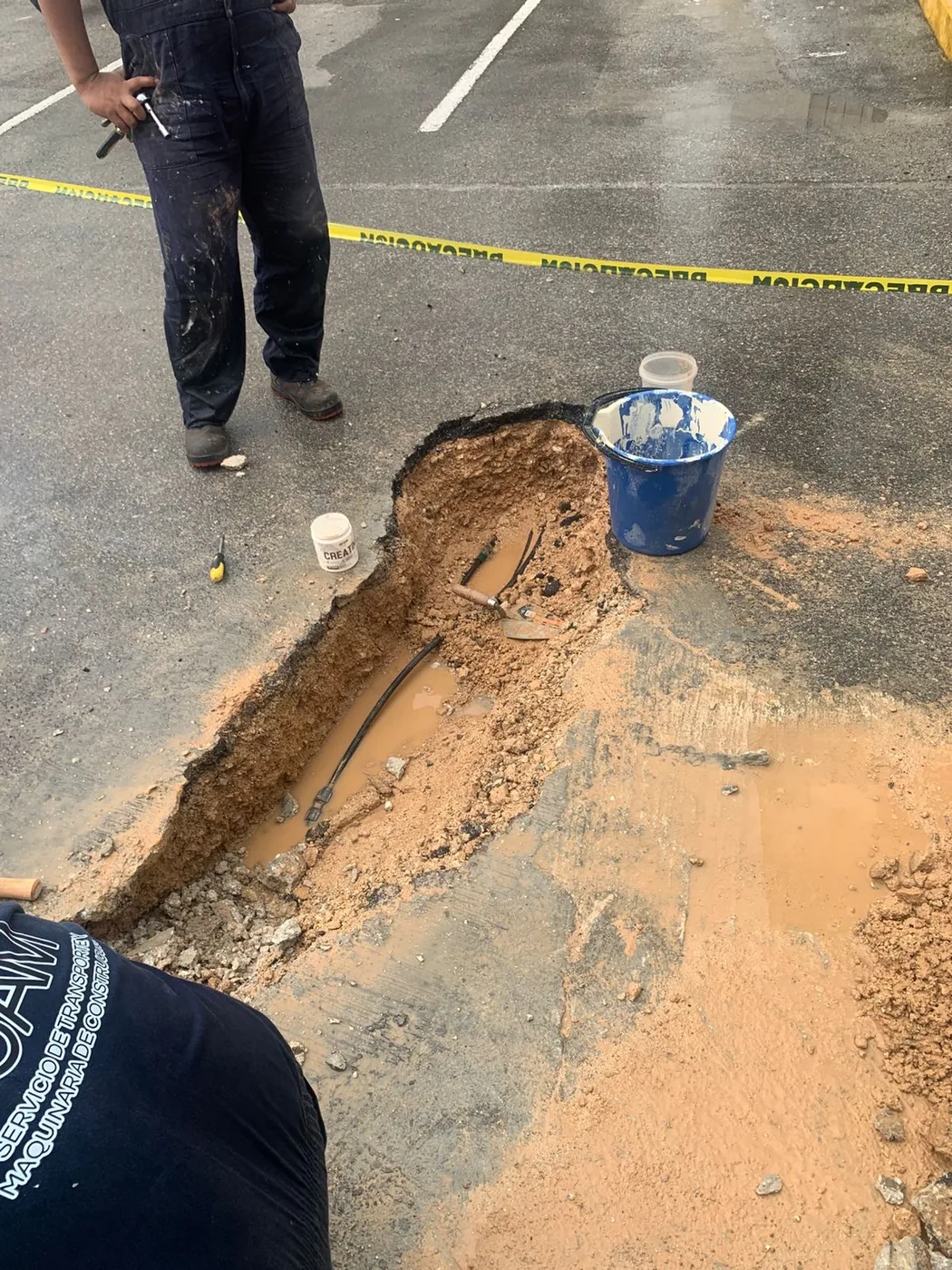 Tubería localizada bajo la vialidad