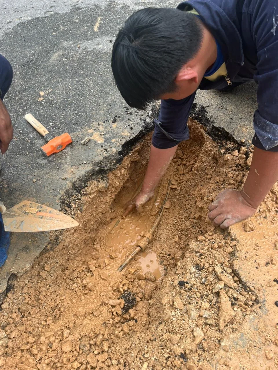 Técnico revisando la instalación expuesta