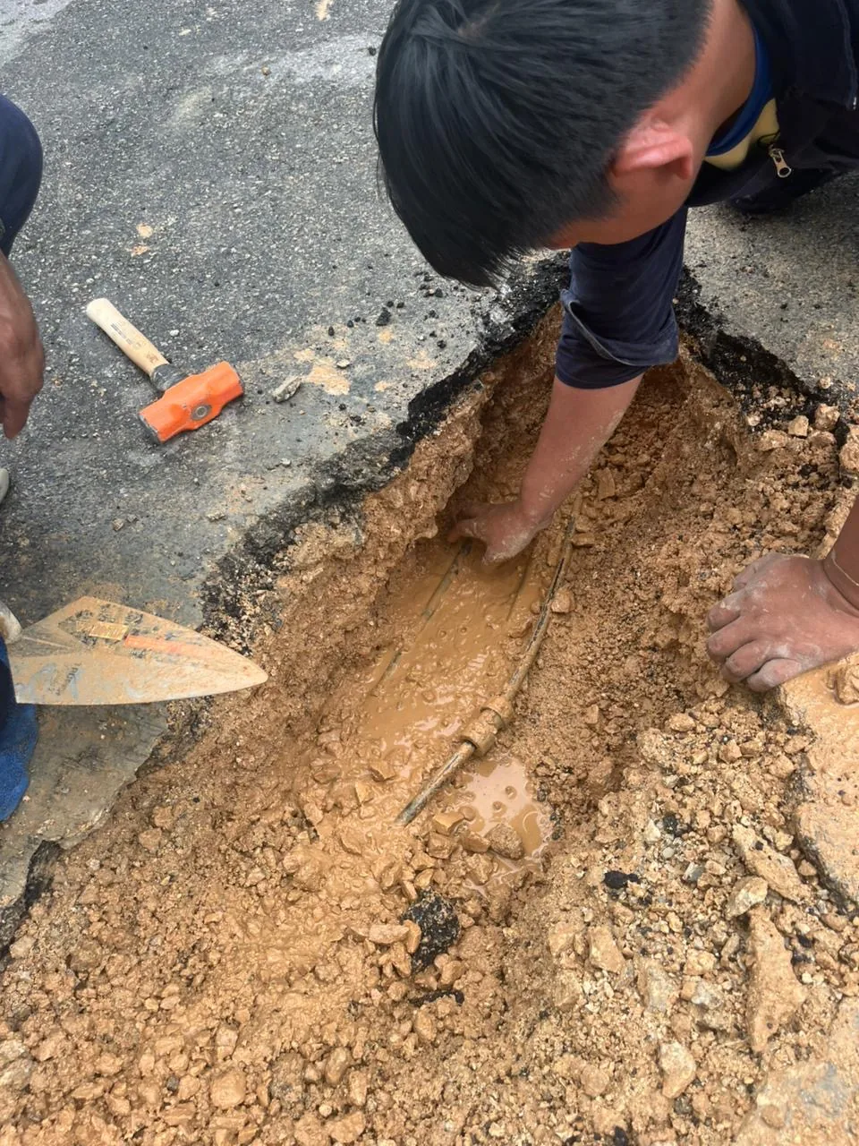 Reparación manual en el punto de la fuga