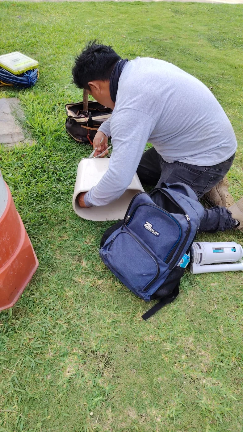Técnico realizando mantenimiento con herramientas