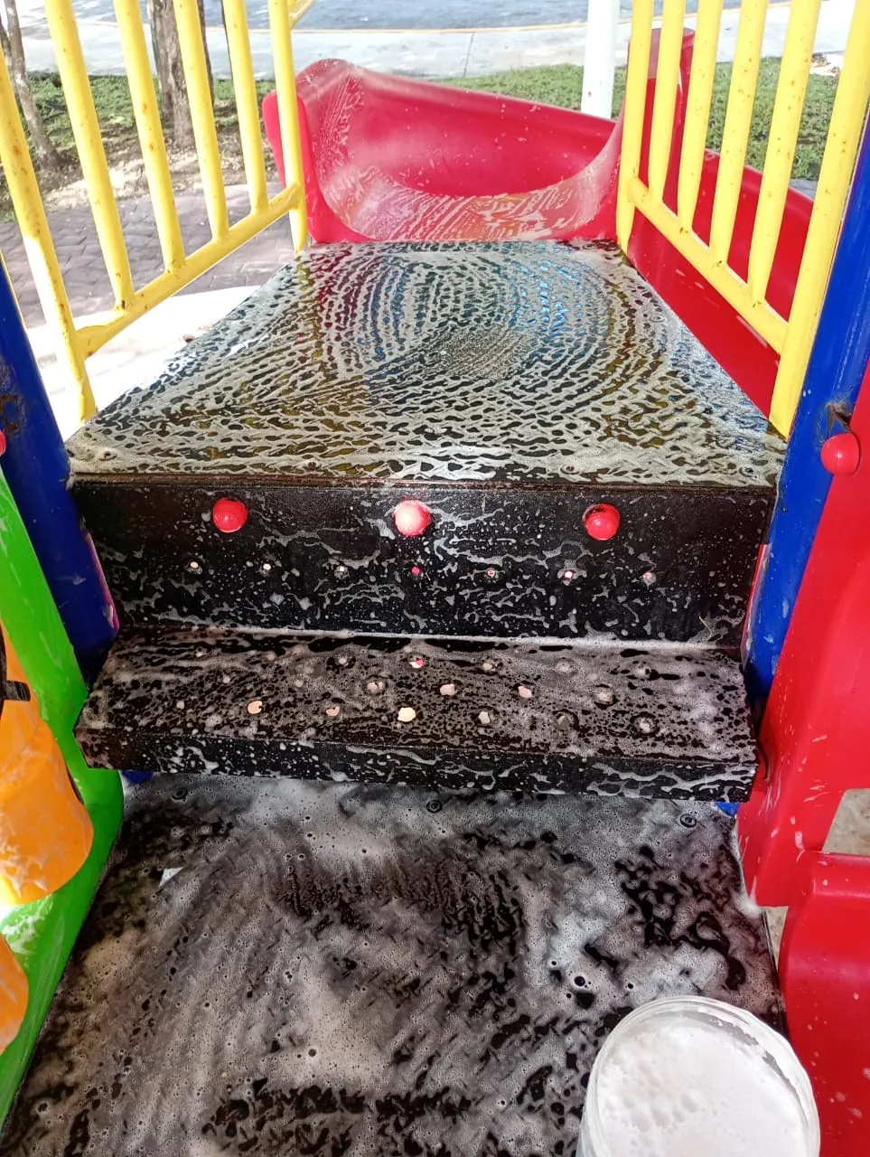 Limpieza de mobiliario en área infantil