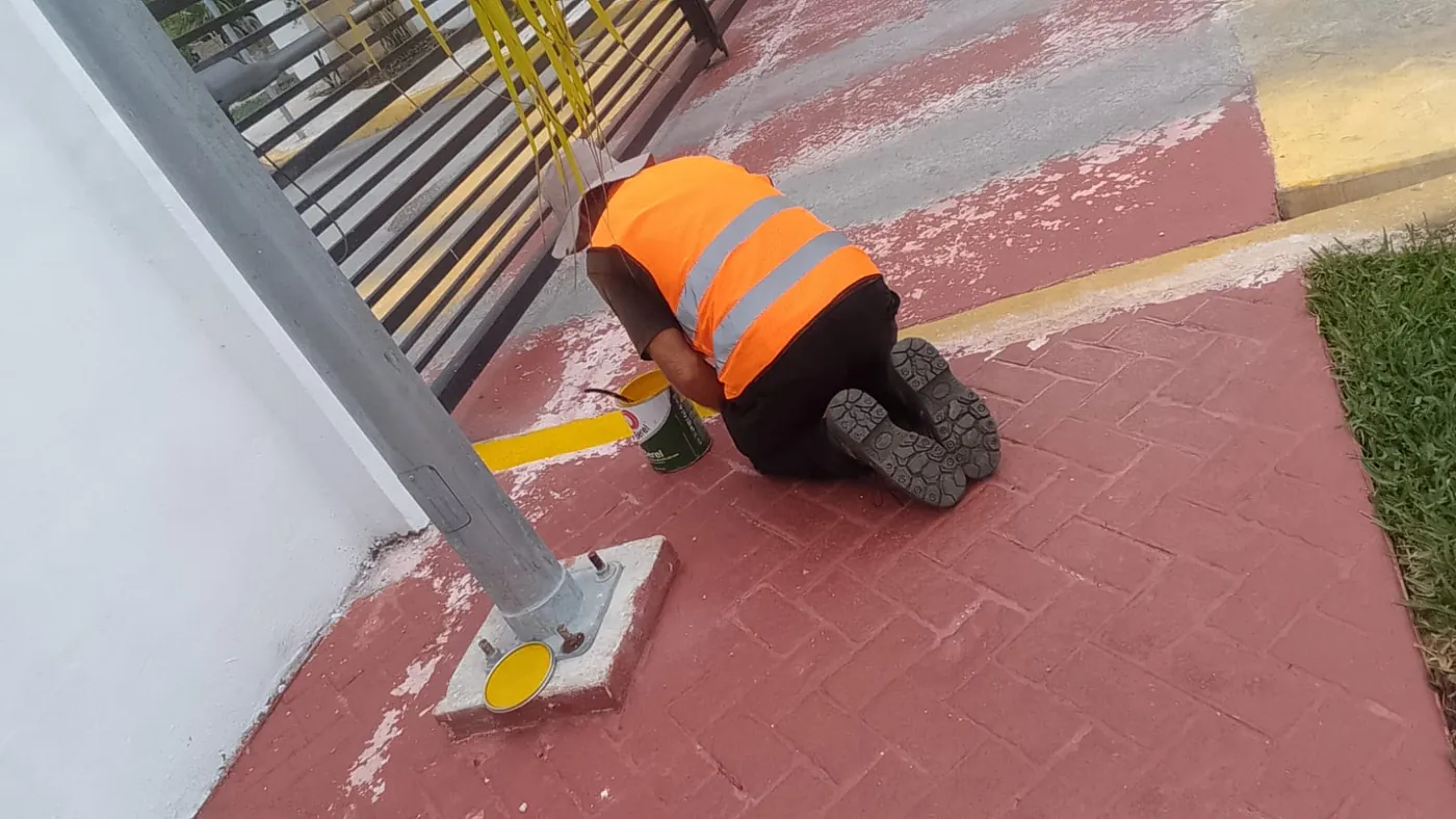 Personal realizando trabajos de pintura